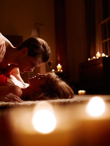 cos-05-intimate-couple-candles-mood-lighting-de